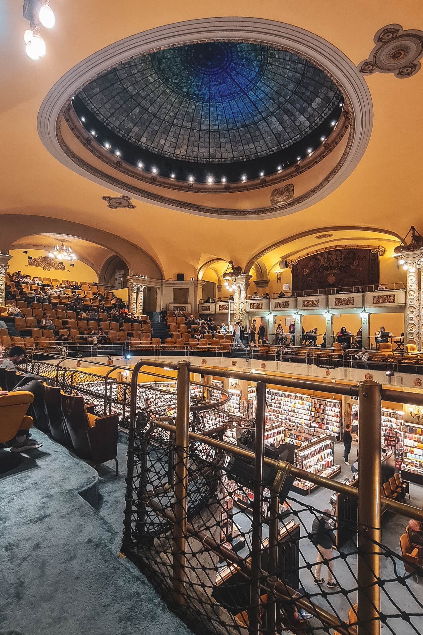 Giunti Odeon Libreria e Cinema with books and projection screen